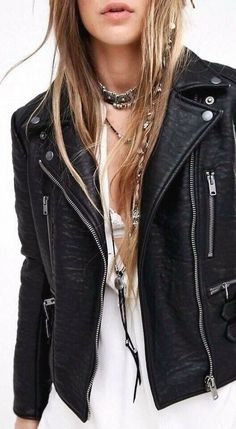 Stacy's Mom, Rocker Chic Outfit, Black Leather Jacket Outfit, Motor Jacket, Rocker Chic Style, Moda Rock, Suede Outfit, Secret Boards, Rockabilly Outfits