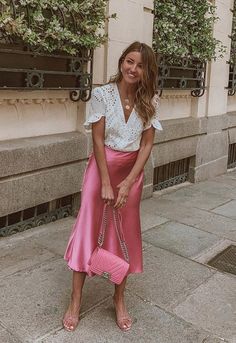 Pink Satin Skirt, Pink Skirt Outfits, Silk Skirt Outfit, Satin Skirt Outfit, Rok Outfit, Midi Skirt Outfit, Rock Outfit, Satin Midi Skirt, Evening Outfits