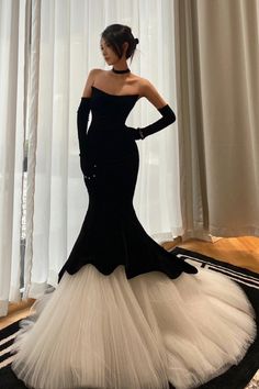 Vintage Long Strapless Satin Evening Dresses With Gloves Mermaid Black Tulle Pleated Sweep Train Formal Party Dress for Women Prom Dress With Gloves, Mermaid Gown Prom, Velvet Evening Gown, Glamouröse Outfits, Robes Glamour, Velvet Evening Dress, Satin Evening Dresses, Prom Dress Inspiration, Formal Party Dress