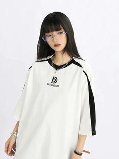 SPECIFICATIONSBrand Name: DodobyeStyle: sportyAge: JUNIOROrigin: Mainland US(Origin)CN: ZhejiangSeason: Spring/SummerClothing Length: regularDecoration: noneElasticity: Slight StrechSleeve Style: regularFabric Type: BroadclothMaterial: COTTONMaterial: POLYESTERPattern Type: LetterSleeve Length(cm): shortï¼?-16inchï¼?/span>Fit: Fits true to size, take your normal sizePattern Them: Classic StyleTops Type: TEESItem Type: topsPlace Of Origin: US(Origin) (mainland)Gender: WOMENCollar: O-NeckModel Num Casual White Spliced T-shirt, Casual Splicing T-shirt For Streetwear, Casual Oversized Top With Contrast Color, Casual Sports Top With Contrast Color, Trendy Oversized Sports Tops, Casual Contrast Color Tops For College, Oversized Color Block Athleisure Top, Cotton Splicing T-shirt For Streetwear, White Crew Neck T-shirt With Contrast Color