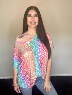 Bohemian Leopard Print Top For Spring, Trendy V-neck Top With Vibrant Print, Trendy V-neck Tops With Vibrant Print, Oversized Multicolor Tops For Day Out, Spring Bohemian Leopard Print Tops, Casual V-neck Tops With Vibrant Print, Bohemian Leopard Print Spring Tops, Multicolor Cat Print Tops For Summer, Summer Multicolor Cat Print Tops