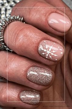 Snowflake Nail Art Easy, Short Snowflake Nails Simple, Snowflake Manicure Ideas, Neutral Holiday Nail Designs, Blue Xmas Nails Short, Holiday Gel Nails Winter Short, Short Nail Colors Winter, Pink Christmas Nails Rose Gold, Snowflake Gel Nail Designs