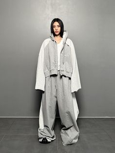 Composition : 100% cottonColor : GRAYCountry of Origin : Republic of Korea Fall Gray Relaxed Fit Tracksuit, Cotton Long Sleeve Tracksuit With Pockets, Winter Cotton Tracksuit With Long Sleeves, Sporty Sweatshirt With Pockets In Loose Fit, Cotton Long Sleeve Tracksuit For Winter, Cotton Tracksuit With Pockets In Athleisure Style, Sporty Baggy Sweatshirt With Pockets, Baggy Athleisure Sweats For Fall, Winter Cotton Tracksuit For Loungewear