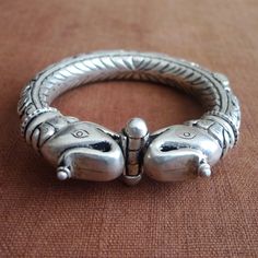 Elephant headed silver bracelet from North India.Wonderful 92.5 silver piece.Traditional Rajastani bracelet. Total Diameter: 8.7 centimeters Inner diameter: 6.3 centimeters Weight:105 grams Shipping: certified Post Office Mail with track number. Thanks for your visit! Antique Silver Bracelet For Festivals, Silver Bracelets With Tilla, Silver Bangle With Tilla Detailing As A Gift, Silver Temple Jewelry Bracelets For Ceremonial Occasions, Ceremonial Silver Temple Jewelry Bracelet, Sterling Silver Bangle Bracelets For Rituals, Sterling Silver Bracelet With Tilla As A Gift, Sterling Silver Bracelets With Tilla Detailing For Gifts, Heavy Silver Bracelets For Festivals