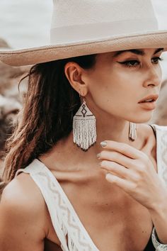 Artisan White Earrings With Beaded Fringe, Festival White Beaded Fringe Jewelry, White Beaded Fringe Festival Jewelry, Bohemian Macrame Tassel Earrings, White Fringe Tassel Earrings For Festivals, Natural Beaded Dangle Jewelry, White Bohemian Fringe Earrings, Natural Color Beaded Dangle Jewelry, Gold Fringe Earrings For Summer