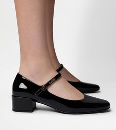 Mary Jane pumps with feminine and elegant allure in calfskin leather. Characterized by a buttoned strap and Tod's monogram, they come with a leather outsole. Mary Jane Pumps, Gift Boutique, Trainers Women, Mary Janes, Calf Skin, Pumps, Monogram, Sneakers, Leather