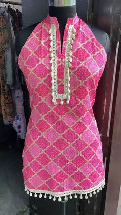 Small Kurti Designs, Short Kurti Back Neck Design, Bandhani Short Kurti Designs, Shell Work On Kurti, Garba Kurti For Women, Bandhani Short Kurti, Navratri Kurti Designs Latest, Bandhani Kurti Designs Latest, Bandhani Kurti Designs