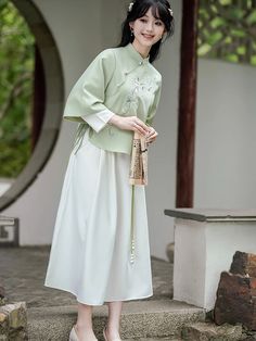 Chinese Grandma Fashion, Hanfu Clothing, Chinese Dress Design, Traditional Green Skirt For Spring, Traditional Chinese Women Clothing, Chinese Outfits Traditional Modern, Casual Hanfu Outfits, Tang Suit Woman, Chinese Inspired Outfits