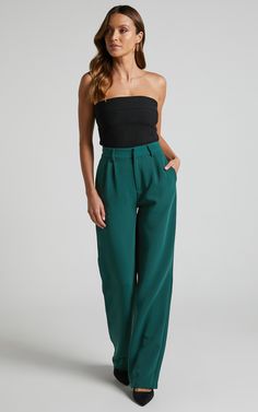 Make a statement in our Lorcan Pants - High Waisted Tailored Pants In Forest Green. These pants are perfect for those who want to stand out at work or play. The forest green color is both bold and stylish, making it the perfect addition to your wardrobe this season.Crafted from high-quality materials, these pants are not only fashionable but also incredibly comfortable. Perfect for all-day wear, they feature a high waist that accentuates your figure and elongates your legs. The tailored fit crea Emerald Green And Black Outfit Classy, Green Dress Pants Outfit, Green Trouser Outfit Women, Dark Green Trousers Outfit, Emerald Green Pants Outfit, Green Pant Outfit, Trousers Outfit For Women, Forest Green Outfit, Teal Pants Outfit