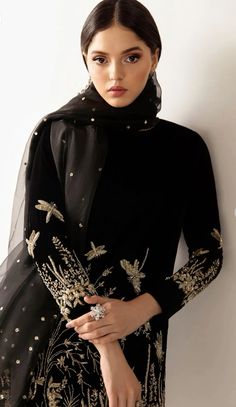 Kurthi Design, Black Velvet Shirt, Velvet Suit Design, Eastern Wear, Pakistani Clothes, Afghan Jewelry, Pakistani Fancy Dresses, Velvet Suit