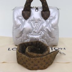 Brand: Louis Vuitton Model: Speedy bandoulière 25 Color: Silver Material: Synthetic Inclusions: Dust Bag / Shoulder Strap Dimensions: W25cm x H23cm x D14cm Serial number: E0:16:3C:01:FB:2D:41:9E Country of origin: France Condition: A - excellent condition. Discover the Speedy Bandoulière 25 bag, an iconic Louis Vuitton piece that perfectly combines timeless elegance and modern functionality. With its adjustable shoulder strap and spacious interior, this bag embodies everyday luxury, making every Silver Louis Vuitton Bag, Speedy Bandoulière 25, Speedy Bandouliere 25, Louis Vuitton Speedy 25 Bandouliere, Louis Vuitton Speedy Bandouliere, Speedy Bandouliere, Lv Speedy Bandouliere 25 Damier Ebene, Louis Vuitton Speedy 30 Bandouliere Damier Ebene, Everyday Luxury