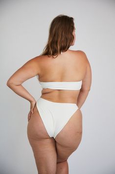 Chic Bandeau Bottoms For Poolside, White Beach Bottoms With Wide Waistband, Cream Seamless Swimwear For Beach, Seamless Cream Swimwear For The Beach, Bandeau Stretch Bottoms For Swimming, Chic Seamless White Bottoms, Chic White Seamless Bottoms, White Smoothing Swimwear For Summer, White Smoothing Swimwear