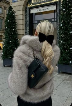 Looks Adidas, 00s Mode, Adrette Outfits, Stile Blair Waldorf, Fur Coat Outfit, Chic Winter Outfits, Skandinavian Fashion, Pullover Outfit