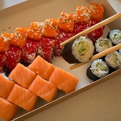 aesthetic trendy sushi eating pic for instagram ideas inspo Fruit Vegetables, Lunch Salads