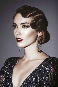 1920 Hairstyles, Gatsby Makeup, Look Gatsby, 1920s Makeup, Finger Wave Hair, Rambut Brunette