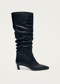 Botas altas en cuero negro con tacón bajo
En una palabra: actitud. Las botas Kalila son unas botas altas elaboradas en cuero negro, que presentan puntas cuadradas alargadas y finos tacones bajos que garantizan comodidad para llevarlas todo el día. Su dramático efecto arrugado en las cañas añade un toque llamativo que robará el protagonismo en cualquier look. Sustainable Leather, High Knees, Samoa, Sierra Leone, Black Leather Boots, Seychelles, Tanzania, Cow Leather, Knee High Boots