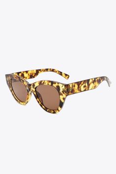 Tortoiseshell Polycarbonate Wayfarer Sunglasses – FITGGINS Tortoiseshell Sunglasses, Fresh Fashion, Blue Zones, Tortoise Shell Sunglasses, Wayfarer Sunglasses, In Frame, Womens Glasses, Chic Boutique, Tortoise Shell