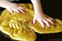 Golden glitter slime...This looks so fun!!! Glitter Slime Recipe, Diy Gifts To Make, Indoor Activities For Toddlers, Sensory Crafts, Handmade Charlotte, Glitter Slime, Diy Presents, Golden Glitter, Toddler Crafts