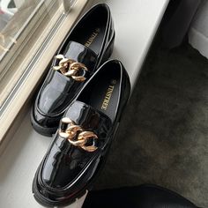 Never Worn Black Flat Loafers For Fall, Classic Black Platform Loafers For Fall, Casual Platform Loafers For Spring Party, Casual Spring Party Platform Loafers, Chic Black Loafers For Work, Trendy Party Loafers For Spring, Trendy Spring Party Loafers, Casual Platform Loafers For Fall Parties, Trendy Party Loafers For Fall