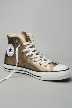 Converse All Star High Tops in Gold Metallic Leather Gold Converse, Urban Hairstyles, Mode Converse, Converse Wedding Shoes, Converse Outfits, Skor Sneakers, Mode Shoes, All Stars Converse