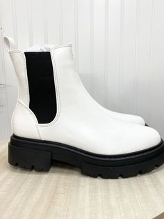 These boots are a chunky pull on boot and are black and white! These are such a cute fashion statement! The material is easy to wipe off and fun to wear everywhere! Chunky White Boots, White And Black Boots, Chelsea Boots White, White Chunky Boots, White Short Boots, Black And White Boots, White Ankle Boots, Half Boots, 1 Aesthetic