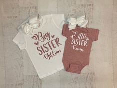 "White big sister shirt with rose gold glitter. Mauve bodysuit with white glitter. Both with personalized names! Bodysuit measurements (from company, if not sure, size up to be safe) *SEE ON A COMPUTER* (in inches)*NB* 6M** 12M**18M* 24M Body Width7.3* 8 ⅘* 9 ⅘** 10 11 ⅘ Body length10** 11 ⅘* 12 ⅘* 13 ⅘* 14 ⅘ {OPTIONS} Headband bow- one size only, stretchy. If you prefer the white or mauve/silver add a note with your order. {ADD ON} NEED AN EXTRA SHIRT? Purchase this link too: https://etsy.me/2G White Short Sleeve Tops Matching Set, Fitted White Matching Set Tops, Cute Personalized White Tops, White Short Sleeve Tops With Custom Name, Customizable Cute Tops For Gender Reveal, White Matching Set Tops, Pink Matching Top For Gender Reveal, Cute White T-shirt With Custom Name, Personalized Fitted Pink Tops