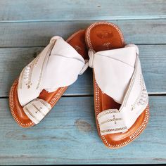 Traditional Madas Saudi Arabian Sandals. These Sandals Are Hand Crafted In Pakistan And Made With Fully Crafted Leather. Ornate Stitching On The Sides And Insole Give Them A Touch Of Elegance While Allowing Them To Stay Unisex. These Insoles Are Cushioned For Comfort And All Day Wearability With A Leather Base And Non-Traditional Bottoms For Longevity And Comfort. Color: White Unisex Sizing - For Mens, Just Deduct 2 Sizes Down. Condition: Brand New Please Check Out My Other Items, I Combine Ship Ahenema Sandals, White Closed Toe Sandals For Festivals, Traditional White Closed Toe Sandals, White Sandals With Leather Sole For Vacation, White Leather Sole Sandals For Vacation, White Bohemian Sandals With Single Toe Strap, Traditional White Sandals For Summer, White Leather Sandals For Vacation, Traditional White Round Toe Sandals