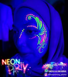 Uv Face Paint Ideas, Glow In The Dark Face Paint, Glow In The Dark Face Paint Ideas, Neon Facepainting, Neon Party Makeup Ideas, Pintura Facial Neon, Neon Face Paint Ideas, Black Light Makeup