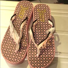 Pink Juicy Couture Flip Flips. Bow On The Side With Juicy Dog Logo Casual Tan Synthetic Sandals, Juicy Couture Slippers, Juicy Couture Sandals, Coquette Juicy Couture, Juicy Couture Flip Flops, Juicy Couture Sidekick, Juicy Couture Shoes, Dog Logo, Juicy Couture