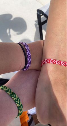 Matching Bracelets For Couples Diy Yarn, Crochet Bracelet Aesthetic, Matching Friendship Bracelets Aesthetic, Friend Bracelets Pattern, String Bracelets Aesthetic, String Bracelet Aesthetic, Simple Friendship Bracelet Patterns Easy, Bracelets Diy String, Braclete Pattern