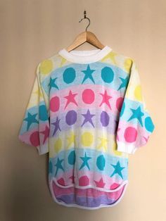 Vintage 1980s Retro Knit Sweater Jumper.Pastel Shapes on White Background. Pink, Purple, Blue, Yellow and White!3/4 Length Sleeves. Probably Acrylic. No Tags. Style of Sweater is Intentionally Longer in Back Than in Front. So 80s!!!✂ - - - - - M E A S U R E M E N T S: taken lying flat: From Shoulder to Shoulder: 18.5 inchesBust/Chest from Underarm to Underarm: 17 inches (34 inches doubled)Waist Area: 17 inches (34 inches doubled)Length from Shoulder to Bottom Hem FRONT: 22.5 inches (Front is sho White Vintage Summer Sweater, 80s Inspired Outfits, Holiday Knits, Purple Outfits, Yellow Blouse, Sweater Jumper, Pastel Yellow, Beautiful Blouses, Vintage Yellow