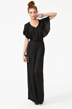 loving this black #jumpsuit//  black heels & bag  //  gold jewelry Ruffled Jumpsuit, Look Formal, Ruffle Jumpsuit, Black Jumpsuit, Beautiful Gowns, Passion For Fashion, Pretty Outfits, A Black