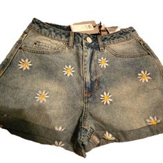 Womens Size S Vero Moda Jean Shorts With Daisy Design Bin 7 Daisy Design, Moda Jeans, Shorts Womens, Soft Girl, Jean Shorts, Daisy, Color Blue, Womens Sizes, Womens Shorts