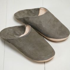 Comfortable and light, leather slippers keep your feet warm while looking pretty! The suppleness of the leather and the lightly padded sole provide a pleasant welcome. Sizes : From 42 to 46 Material : Leather Colour : Gray The slipper model runs small, we recommend that you order a size larger. Products handcrafted in Morocco, slight variations in size and color may occur. Each piece is unique. Comfortable Slip-on Slippers With Rubber Sole, Comfortable Slip-on Suede Slippers, Comfortable Slip-on Leather Shoes, Comfortable Slippers With Cushioned Footbed, Comfortable Slippers With Cushioned Footbed And Flat Heel, Comfortable Cushioned Slippers, Comfortable Indoor Slippers With Soft Sole, Suede Cushioned Slip-on Slippers, Comfortable Slip-on Slippers With Soft Sole