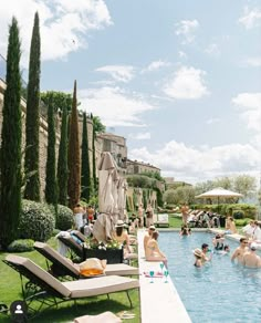 many people are in the pool and relaxing