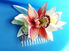 TROPICAL HAIR COMB  Hawaiian Orchids Bridal Flowers by MalamaPua Tropic Makeup, Hair Wedding Flowers, Hawaiian Ideas, Wedding Flowers Hair, Tiki Wedding, Tropical Hair, Hawaiian Hairstyles, Orchids Flowers, Tropical Wedding Flowers