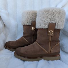 Cozy Sz. 8 Boots Suede Leather Boots Suede, Shearling Boots, Tory Burch Shoes, Suede Leather, Bootie Boots, Tory Burch, Ankle Boots, Women Shoes, Cream