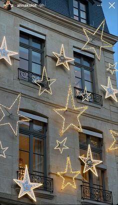 christmas lights are hanging on the side of a building