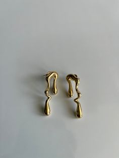 Introducing the trendy Tasha earrings, made of stainless steel and beautifully plated with 14k gold. Experience the luxury and shine of these earrings, sure to add a touch of sophistication and style to any outfit. Elevate your look with these must-have accessories! Gold Experience, Blog Ideas, Elevate Your Look, Plating, Stainless Steel, Gold, Beauty