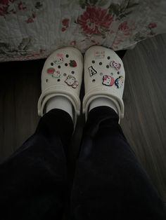 Crocs School Outfits, White Crocs Jibbitz Ideas Aesthetic, Y2k Crocs Outfit, Korean Crocs, Crocks Shoes Outfit Women, White Crocs Jibbitz Ideas, Croc Colors, White Crocs Aesthetic