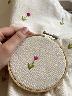 Cute Embroidery Flowers, Cute Hand Embroidery Designs, Hand Embroidery Ideas For Beginners, Canvas Bag Embroidery Ideas, Emboridary Designs Simple, Embroidery Beginner Pattern, Embroidery Bags Ideas, Sewing Flowers On Clothes, Embroidery Designs On Clothes