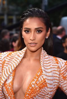 Joias do VMA Shay Mitchell Shay Mitchell Style, Wet Look Hair, Audrina Patridge, On The Red Carpet, The Red Carpet, Nicki Minaj, Prom Hair, Jennifer Lopez