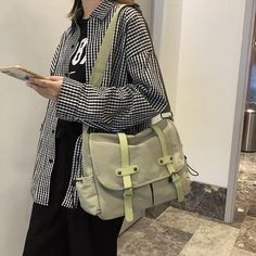 Brand Name: good csatShape: FLAPHandbags Type: Shoulder BagsTypes of bags: Shoulder & Crossbody BagsOrigin: CN(Origin)Main Material: NylonClosure Type: zipperHardness: SOFTExterior: Silt PocketStyle: LadyModel Number: 1510mxjLining Material: PolyesterOccasion: VersatileGender: WOMENPattern Type: panelledNumber of Handles/Straps: SingleInterior: Cell Phone PocketInterior: Interior CompartmentDecoration: NoneItem Type: Handbags Black Rucksack, Women Backpack Travel, Purple Backpack, Vintage Backpacks, Bags For Teens, Women Crossbody Bag, School Bags For Girls, Handbags Women