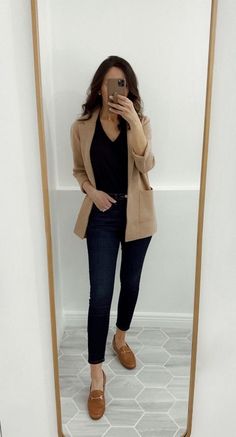 Classic Casual Outfits For Women Winter, Casual Work Outfits Uk, Outfit To Work Casual, Warm Office Shoes, Womens Sales Outfits, Classic Casual Fashion Style, Womens Spring Office Outfits, Traveling Work Outfits, Macys Business Casual