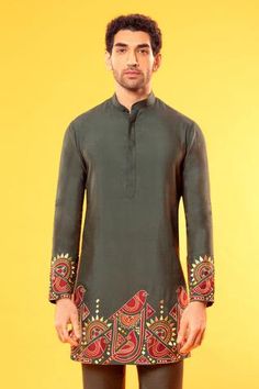 Shop for DiyaRajvvir Green Mul Cotton Embroidered Kurta Set for Men Online at Aza Fashions Menswear Indian, Traditional Indian Mens Clothing, India Fashion Men, Indian Wedding Clothes For Men, Mens Indian Wear, Gents Kurta Design, Gents Kurta, Printed Suit, Kurta Set For Men