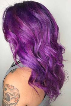 Dark purple hair: let us discuss the basics at first. This hair color is unnatural, that is, you cannot meet anyone who was born with such hair color. So, to get it, you need to get your hair dyed.#purplehair#darkpurple#haircolor Purple Hair Kpop, Purple Curls, Dark Purple Hair Color, Hair Color 2017, Aline Bob, Magenta Color