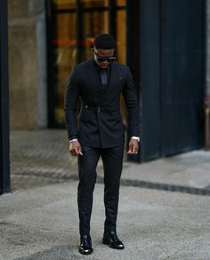 Best Shoes For Suits Men, Hoco Suit Ideas, Mens Lawyer Fashion, Mobster Outfits Men, Prom Suit Ideas For Black Men, Black Suit Men Formal Classy, Black Tie Attire Men, All Black Suit Men