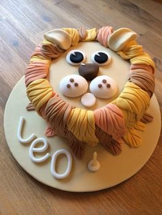 a cake decorated to look like a lion's head with the word leo on it