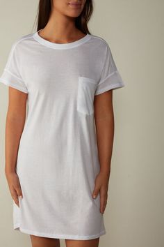 Short-sleeved ultrafresh Supima® cotton nightdress with breast pocket. Lightweight and comfortable fabric. Short Sleeve T-shirt With Pockets For Loungewear, Relaxed Fit Sleepwear With Pockets For Bedtime, Relaxed Fit Sleepwear With Pockets, White Summer Sleep T-shirt, White Cotton Sleepwear With Pockets, White Tops With Pockets For Loungewear, White Cotton Sleep T-shirt, Summer Sleepwear With Pockets For Lounging, Summer Lounging Sleepwear With Pockets