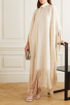 Taller Marmo's 'Mrs. Ross' kaftan is inspired by gowns worn by the glamorous diva herself, Diana. Cut from crepe that drapes beautifully, it has a satin tie-detailed high neck and wide sleeves, and a waterfall hem accented with sweeping fringe. Taller Marmo, Kaftan Designs, Mode Abaya, فستان سهرة, Fancy Dress Design, Maxi Robes, Dress Cotton, Abayas Fashion, Abaya Fashion